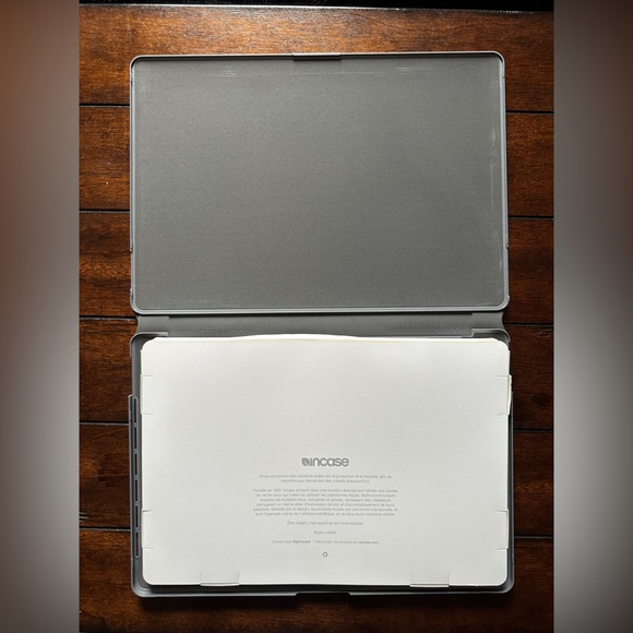 INCASE SNAP JACKET FOR MACBOOK 15 inches USB-C Thunderbolt. - Picture 11 of 12